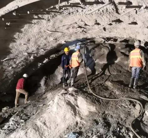 建平拱顶带模注浆料的施工流程及注意事项